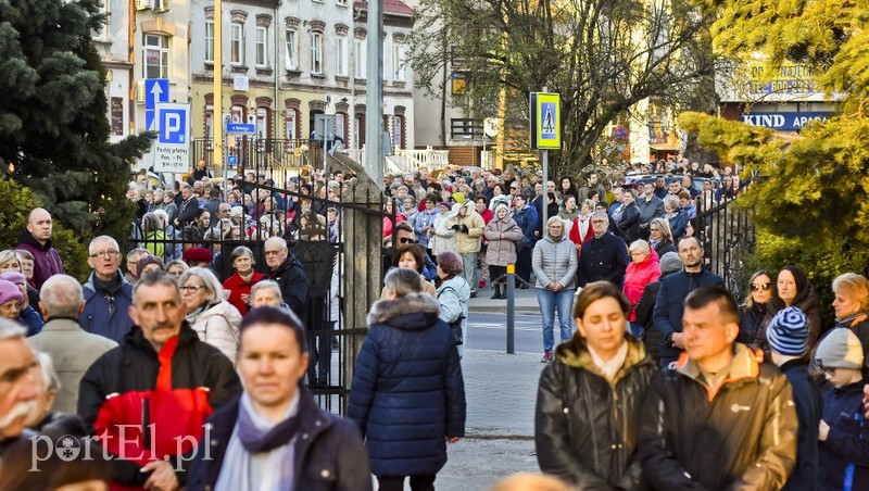 Nieśli krzyż przez miasto