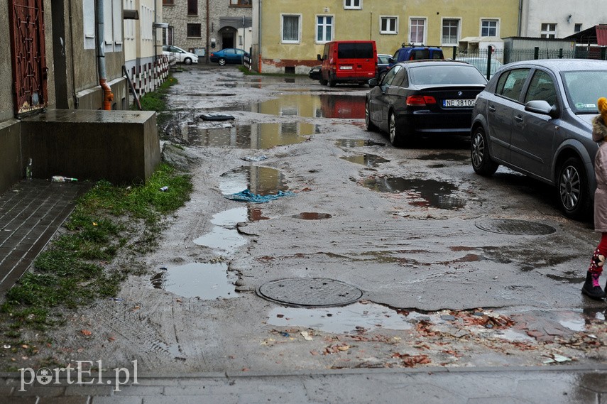 Dziury, wyrwy i zepsute samochody