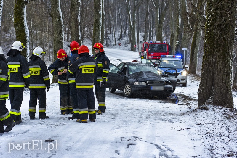 Ślisko na drogach, kobieta uderzyła w drzewo