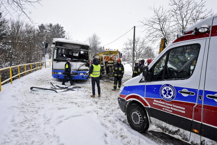 Pługopiaskarka uderzyła w autobus