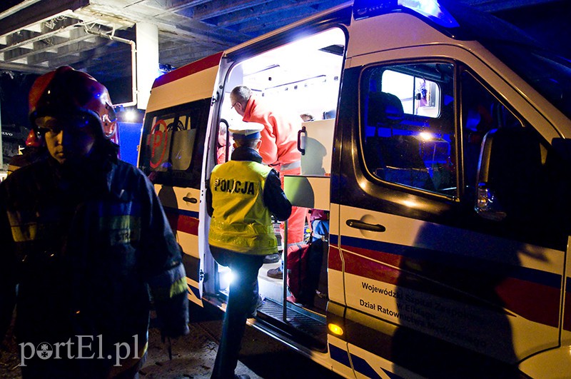  Fragment wiaduktu spadł na koparkę. Ranny operator