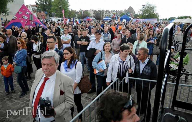 Rodzinny piknik na bulwarze
