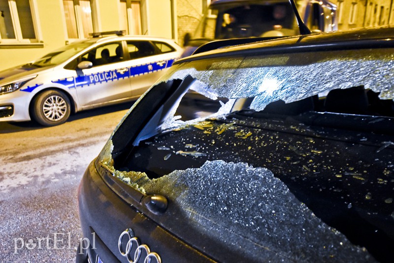 Wandal zniszczył audi