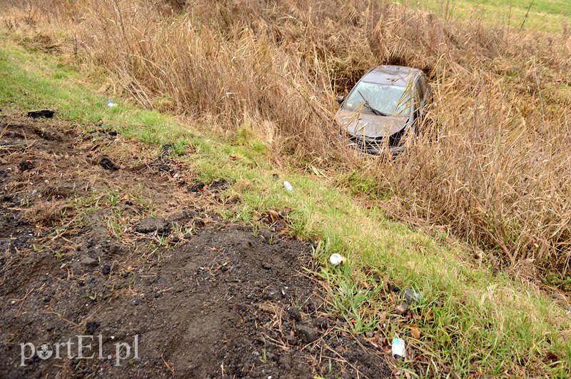Toyotą wpadła do przydrożnego rowu