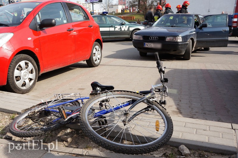 Odzieżowa: zderzenie rowerzysty z audi