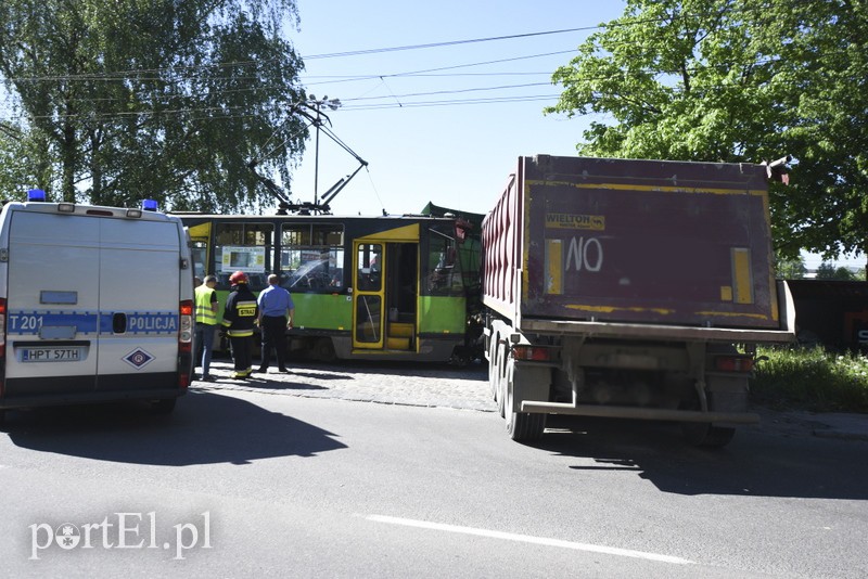 Grunwaldzka zablokowana! Ciężarówka zderzyła się z tramwajem