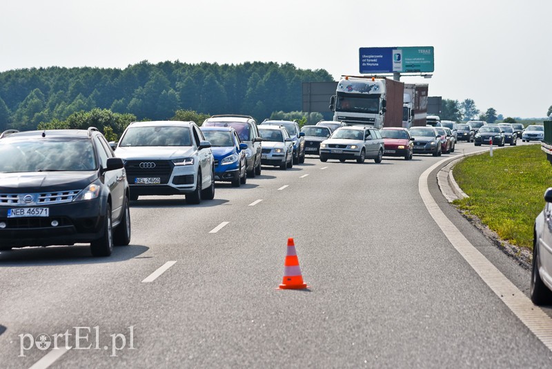Wypadek na S7. Auto dostawcze uderzyło w barierki