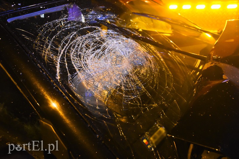 Uderzył w auto, stojce na poboczu
