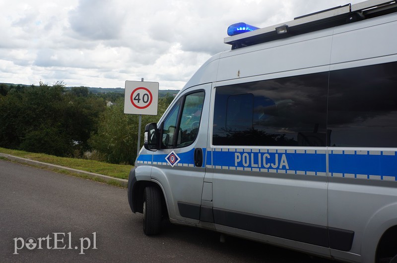 Motocyklem nauki jazdy wjechała prosto do rowu