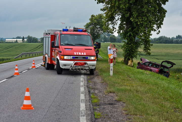 Opel uderzył w drzewo
