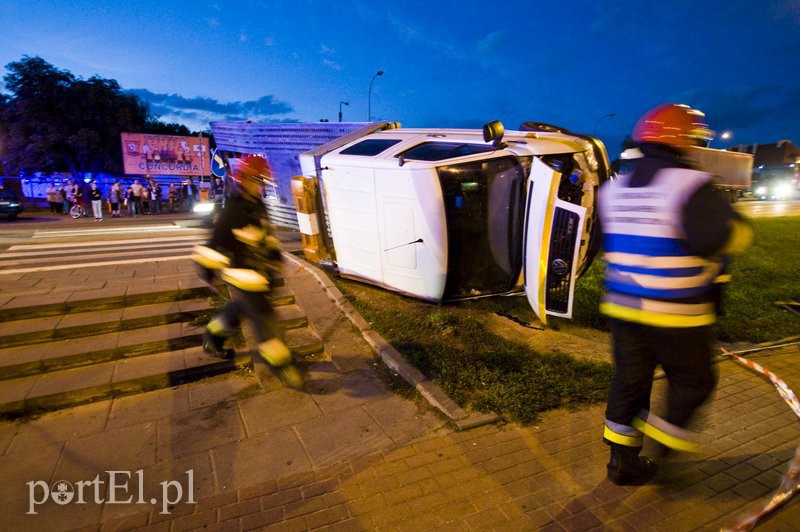  Pirat drogowy staranował lawetę, fiata i sygnalizator