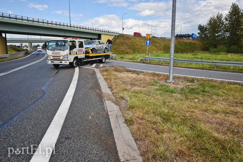 Kierowca bmw przebił się przez barierki na węźle Wschód