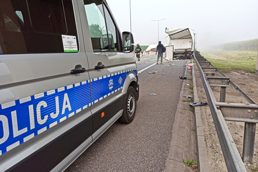 Kolizja aut dostawczych na S7, trasa zablokowana