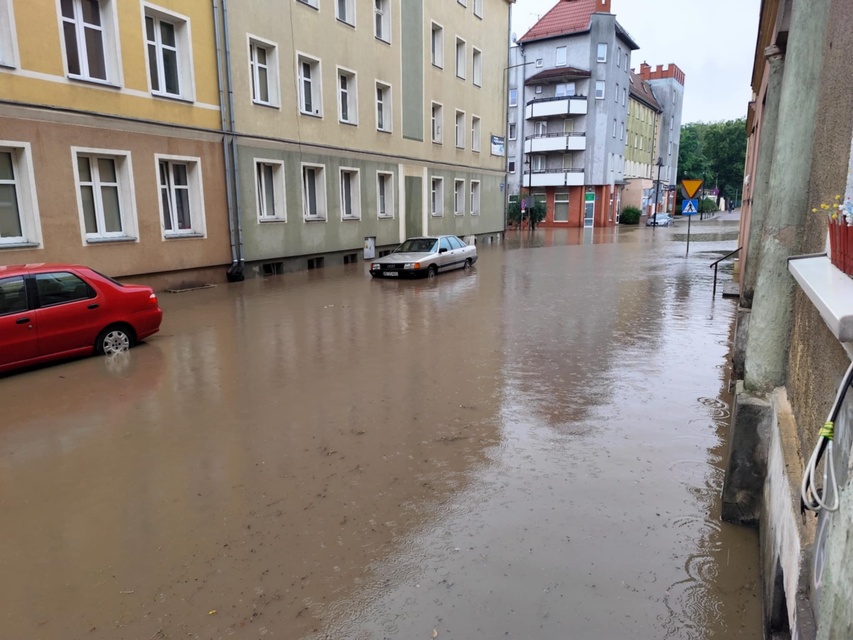 Kumiela też wylała, zalana ul. Związku Jaszczurczego