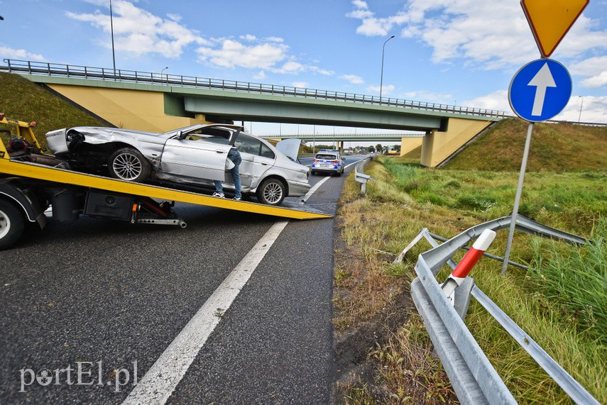 Kierowca bmw przebił się przez barierki na węźle Wschód