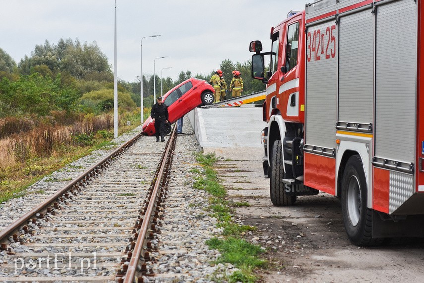 71-latek zepchnął toyotę z rampy kolejowej
