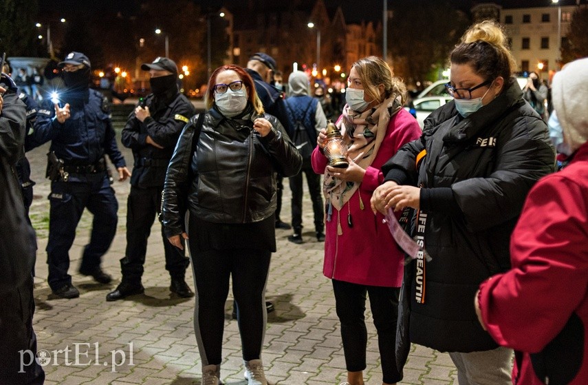 #Piekłokobiet. Policjanci utrudniałi protestowanie