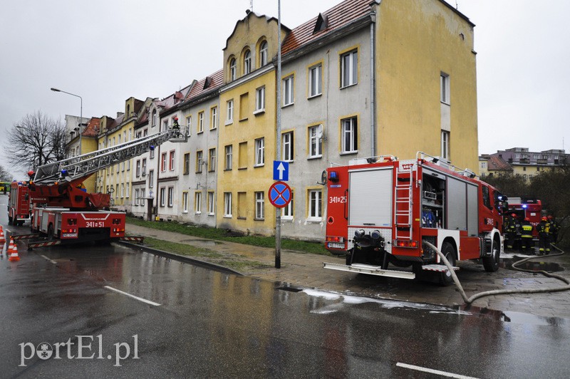 Ogień w mieszkaniu, lokator poparzony