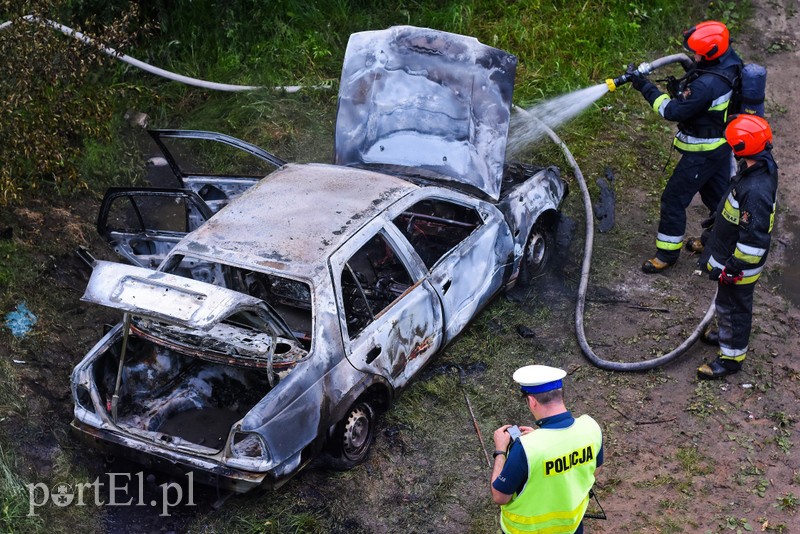 Porzucony nissan spłonął pod trasą S22