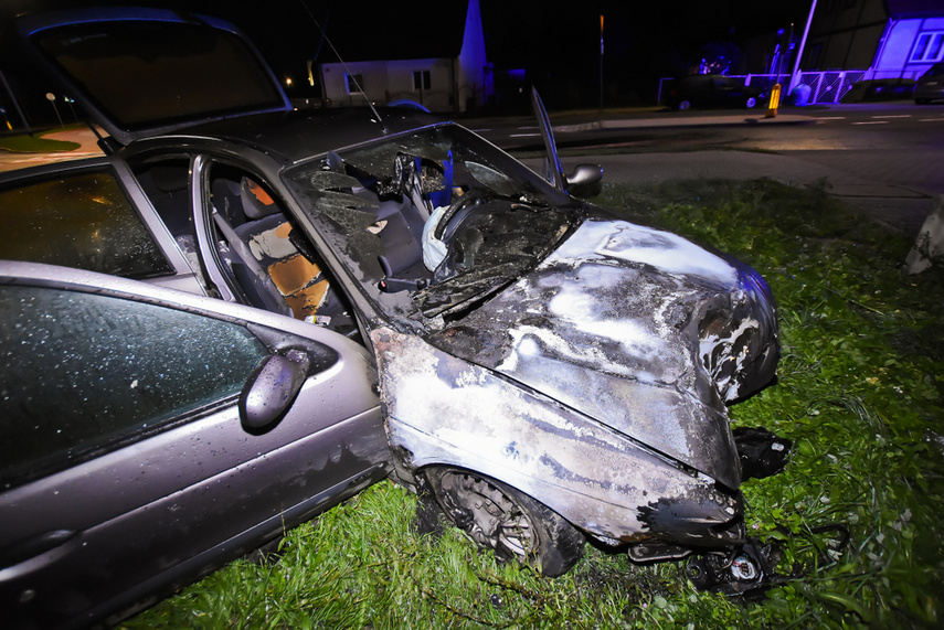 Po uderzeniu w lampę, auto stanęło w płomieniach. Kierowca uciekł
