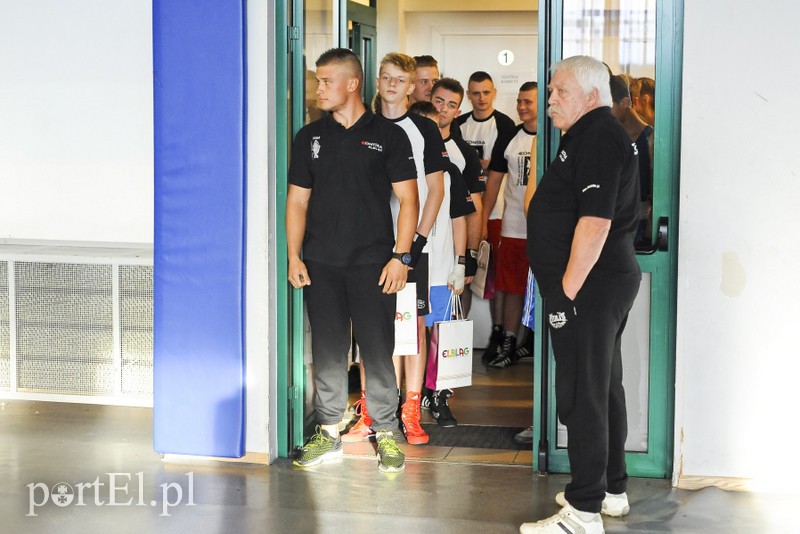 Lewy prosty w hali MOS-u