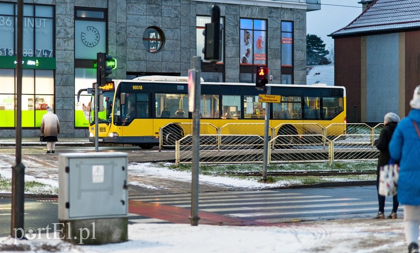 Zielony autobus ulicami miasta mknie..