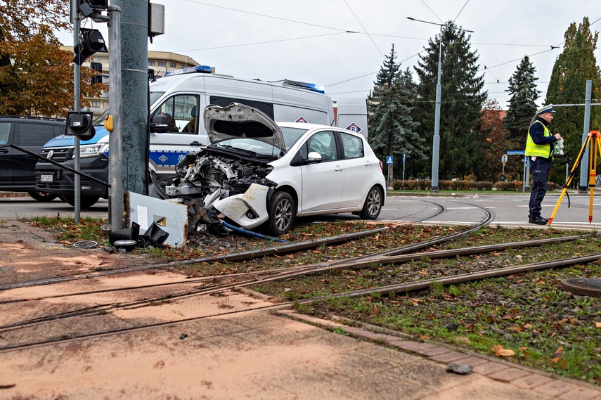 Próbował uniknąć zderzenia, uderzył w słup