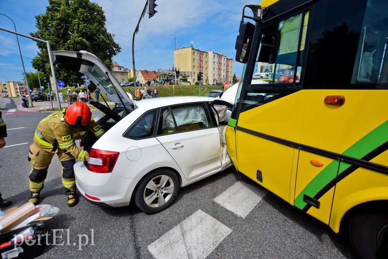 Autobus zderzył się z osobówką
