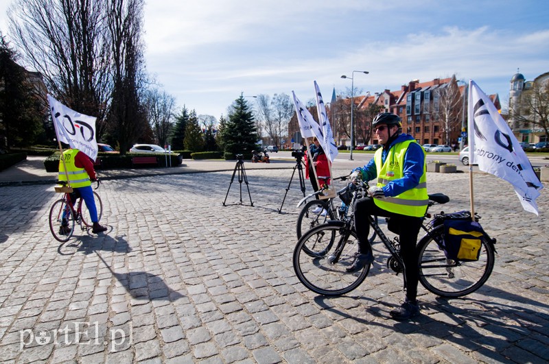 KOD popedałował po podpisy