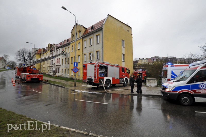 Ogień w mieszkaniu, lokator poparzony