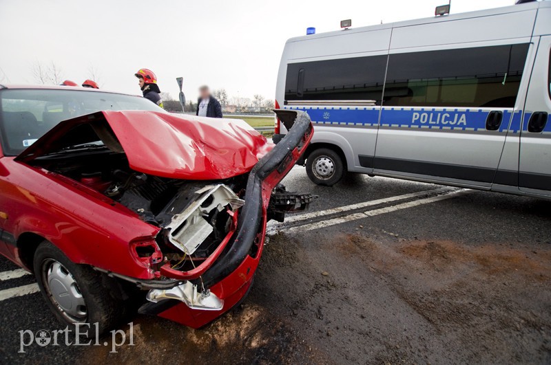  Wpadł w poślizg i uderzył w barierkę