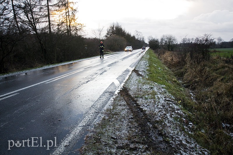  Uwaga, kierowcy! Ślisko na drogach. Wypadek za Stagniewem
