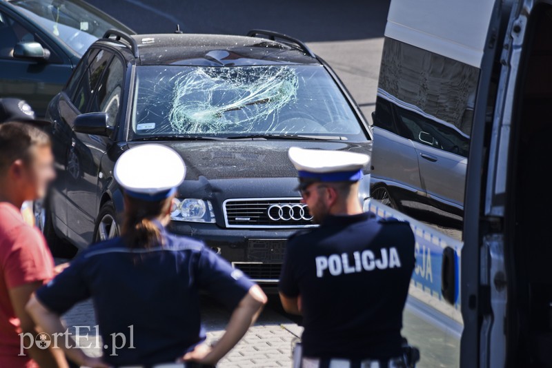 Rowerzysta wjechał wprost pod audi