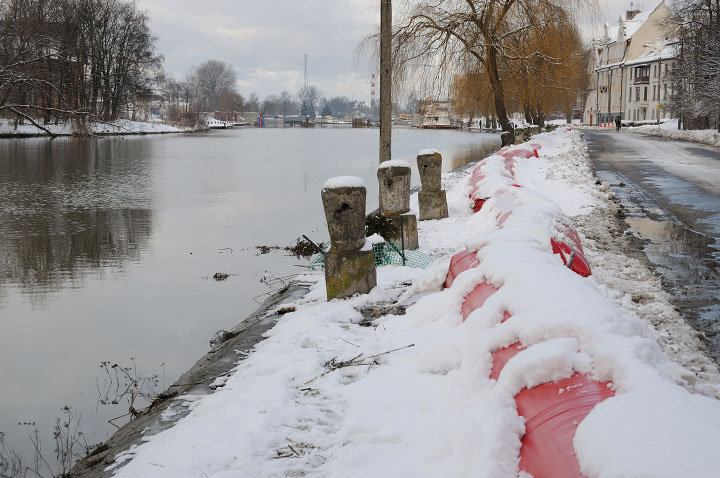 Woda wciąż wysoka ale opada