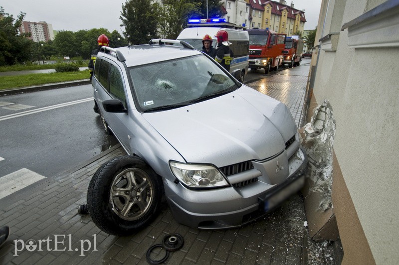  Wjechał w budynek przy Traugutta