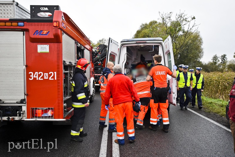 Uderzył w drzewo, jedna osoba nie żyje