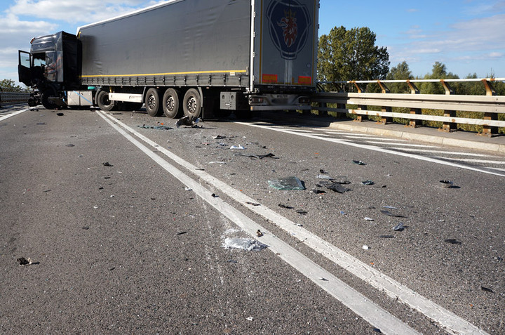 Zderzenie busa z ciężarówką