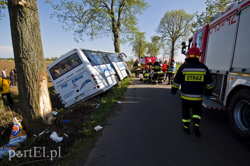  Autobus uderzył w drzewo. Są ranni