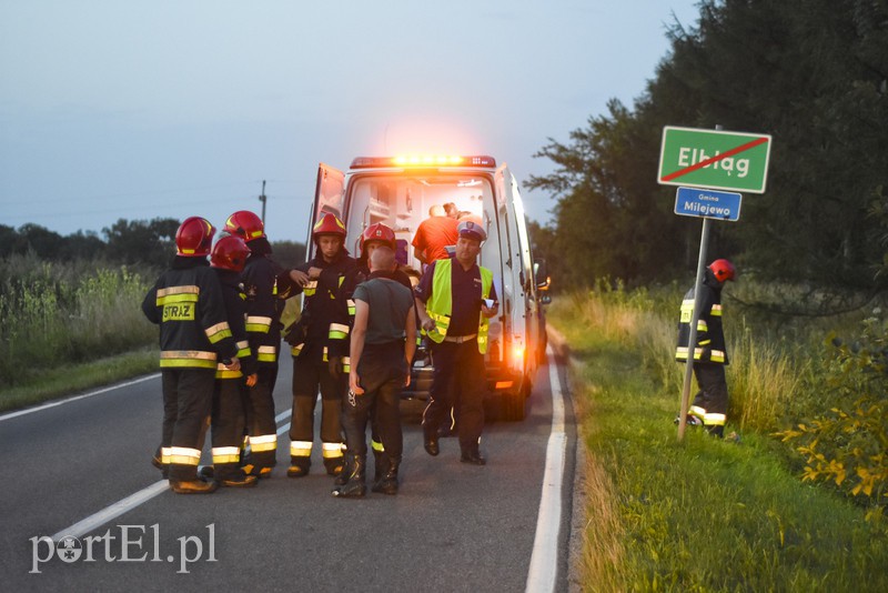 Motocyklista wypadł z drogi i uderzył w drzewo