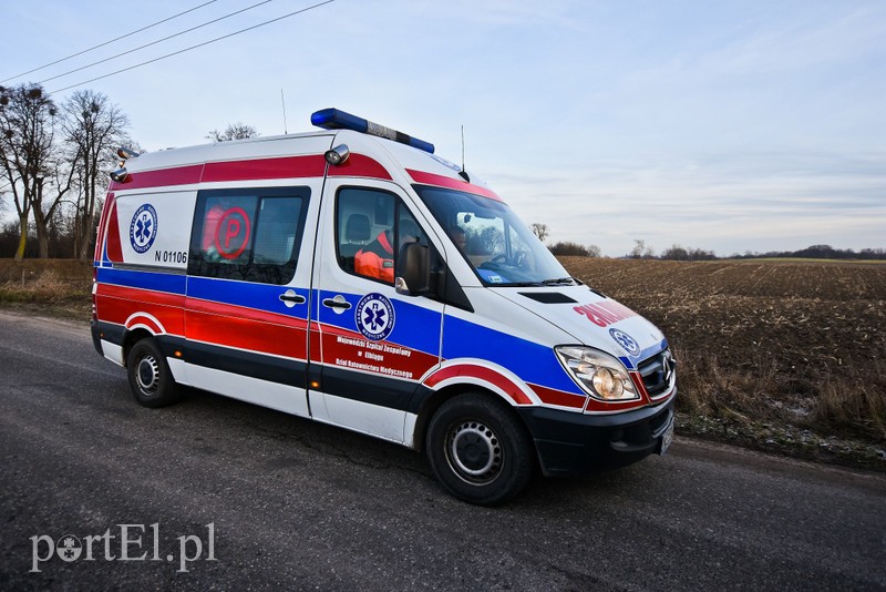 19-latka uderzyła w drzewo