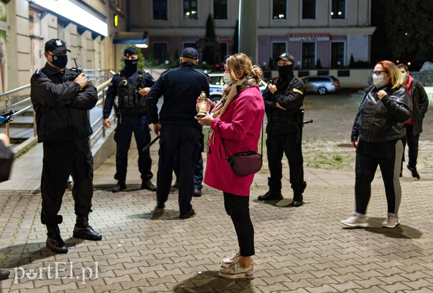 #Piekłokobiet. Policjanci utrudniałi protestowanie