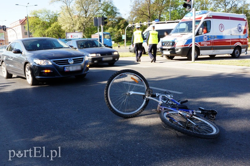 Rowerzysta wjechał w volkswagena