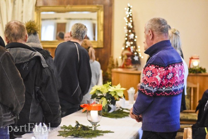 Przychodzą po kawałek normalności