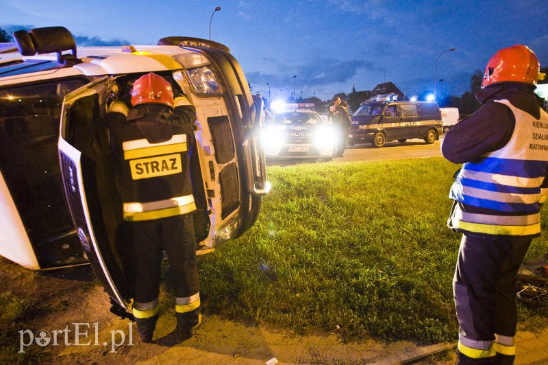  Pirat drogowy staranował lawetę, fiata i sygnalizator