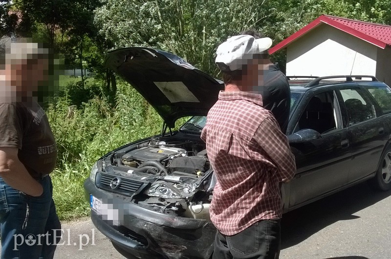 Golf wylądował w rowie - wypadek Wiśniewo