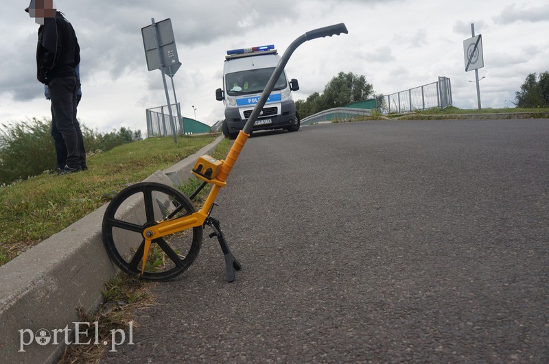 Motocyklem nauki jazdy wjechała prosto do rowu