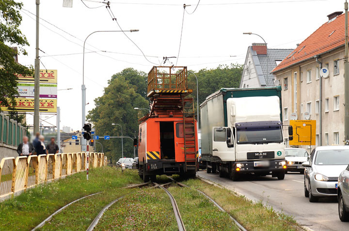 Wywrotka zerwała trakcję tramwajową