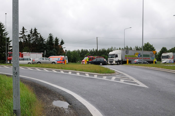 Wypadek w Kazimierzowie - dwie osoby w szpitalu