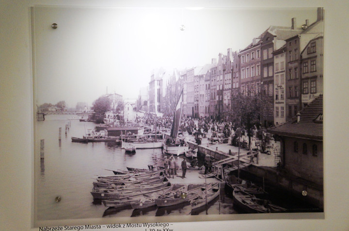 Fotografie na ścianach Ratusza Staromiejskiego