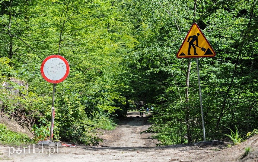 Umacniają brzegi Srebrnego Potoku